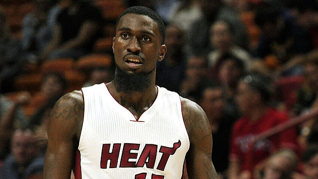 Okaro White Keluar Tanpa Batas Dengan Kaki Patah Okaro White Keluar Tanpa Batas Dengan Kaki Patah
