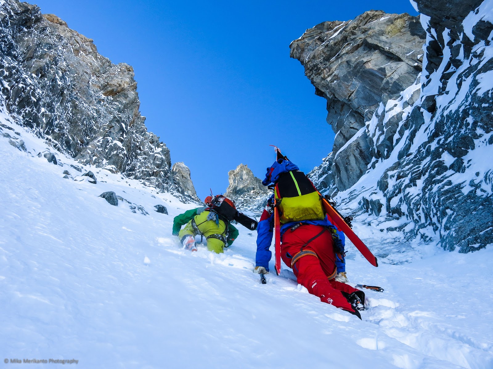 Ski-mountaineering and photography: Adventure skiing