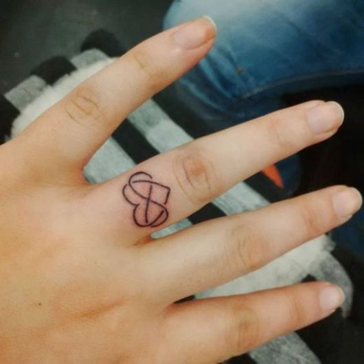 tatuagens femininas de coração para os dedos tatuagens femininas de coração para os dedos