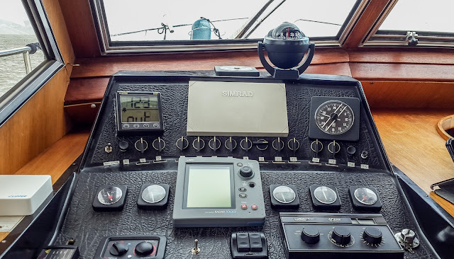 The depth sounder (top left) registers "out" instead of the depth Photo of the depth sounder (top left)