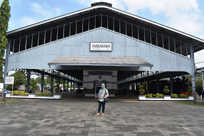 di-depan-stasiun-ambarawa naik kereta wisata sejarah di museum kereta api ambarawa indonesia diesel uap traveling nurul sufitri mom lifestyle blogger