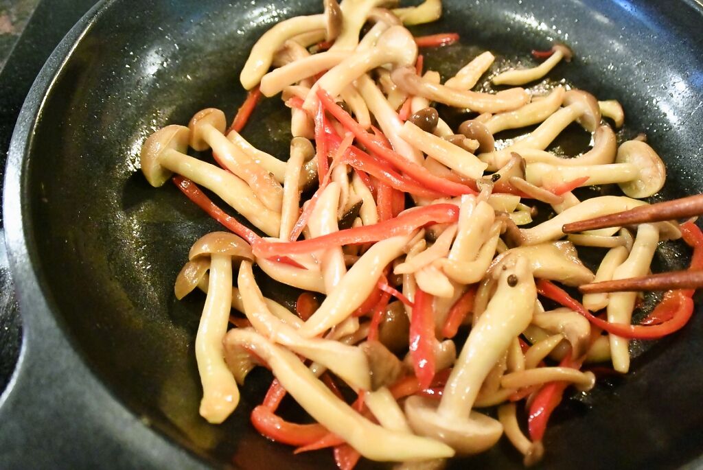 Recipes for Tom Eringi to shimeji no namuru / namul saute with king