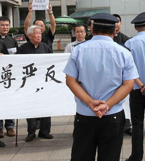 Mons. Vicente Weifang Zhu (centro) manifesta contra o governo comunista