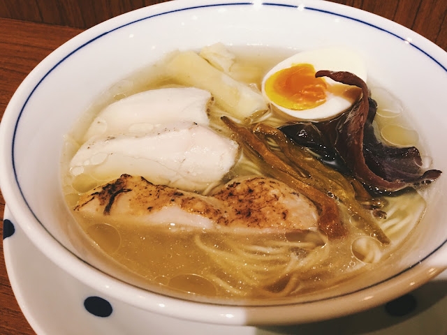 湯上面浮著一層薄薄的油，我有些遲疑地喝上一口，哎呀燙燙燙燙燙...，真是不容小覷的溫度。