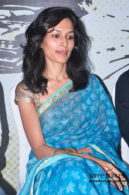 yasmin ponnappa the Aaranya Kaandam actress hot look in a blue saree 