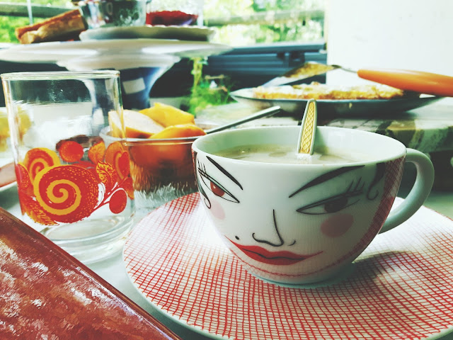 Kasvot kahvikupeissa