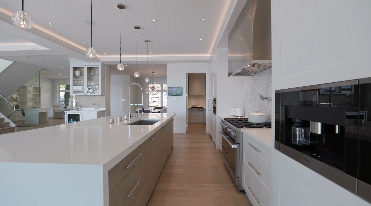 74 Photos vs. Luxury Contemporary Home In West Vancouver Interior Design Tour