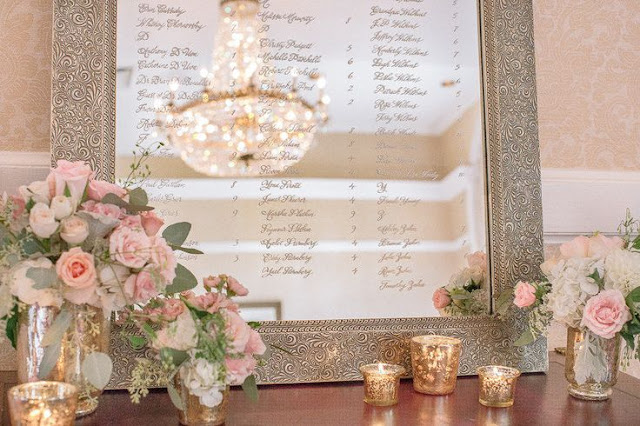 Bonito seating plan enmarcado en talla de metal