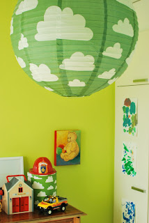 Värikäs lastenhuone - Färg och form Moln-valaisin ja säilytysrasia