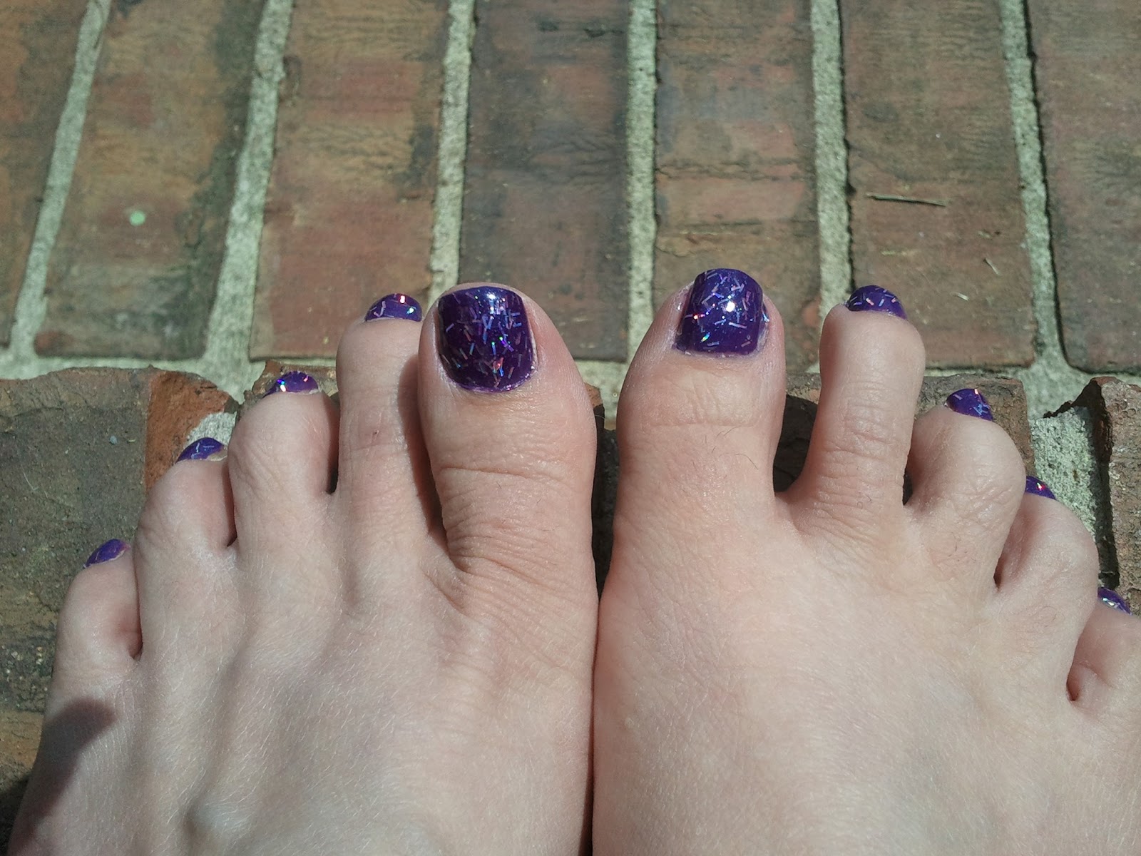 фиолетовый ноготь на ноге. фиолетовый ноготь на ноге. фиолетовый ноготь на ноге. педикюр фиолетовый. педикюр сиреневый.
