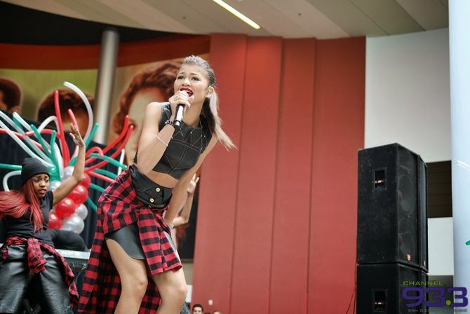 Zendaya Spain : Zendaya cantando en la radio 933