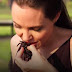 ANGELINA JOLIE ¡COCINA Y COME ARAÑAS!