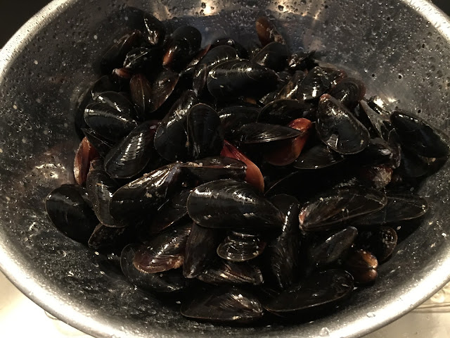 How to clean and prepare mussels