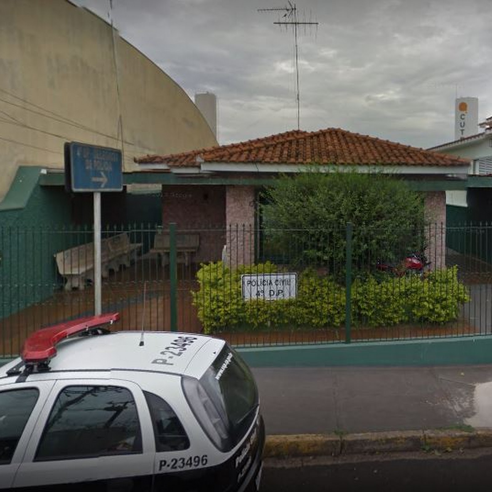 Casal vítima de homofobia é espancado com pá após abraço: 'bichinhas' Casal vítima de homofobia é espancado com pá após abraço: 'bichinhas'