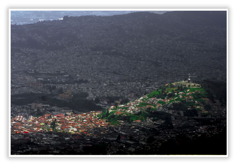 Vista del casco central de Quito desde la estación Pichincha del teleférico de Quito - SuperPhotoPro