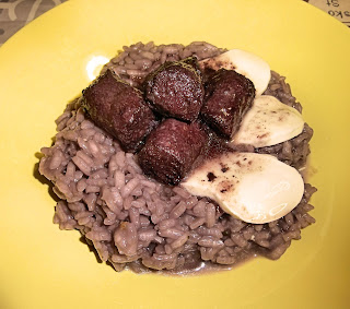 Red wine risotto with sausage and mozzarella cheese