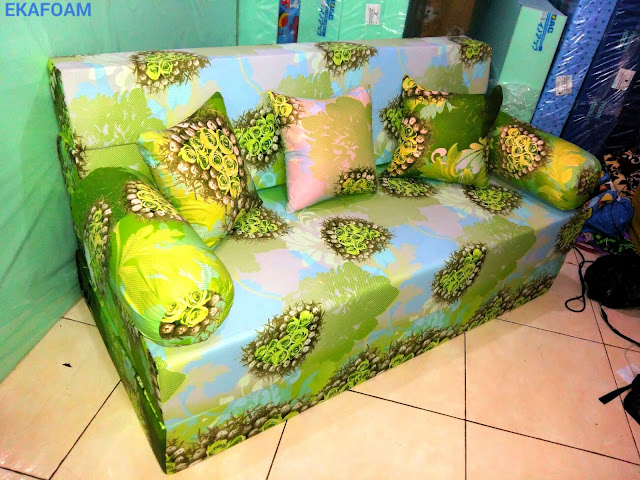 Sofa bed inoac motif ijo bunga anggur