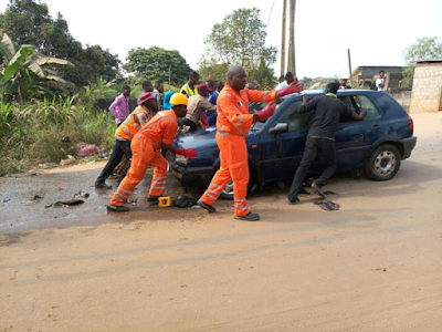 5 Photos: Man rescued alive after crashing car into ditch at Ota, Ogun State