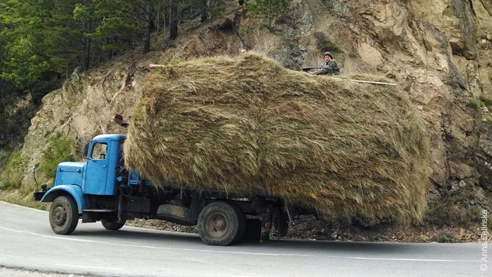 Транспортировка сена, Черногория