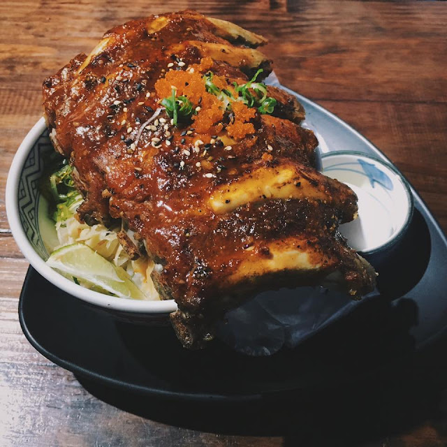 招牌鬼爪丼,是豬肋排刷上醬汁後拿去烤。