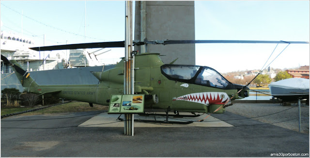 Helicóptero de ataque Cobra en el Battleship Cove