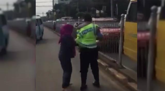Buah Dari Kesabaran, Alhamdullilah Naik Haji Gratis, Hadiah Tak Terduga Diterima Polisi yang Dicakar Pegawai MA Buah Dari Kesabaran, Alhamdullilah Naik Haji Gratis, Hadiah Tak Terduga Diterima Polisi yang Dicakar Pegawai MA