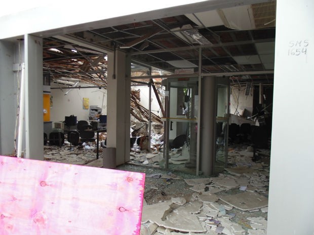 Agência fica destruída após explosão na cidade de Filadélfia  (Foto: Antônio Carlos/Site: Filadélfia em Notícias)