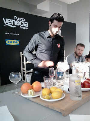 Carlos Posa preparando un Vodkatonic