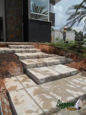 Construção da escada de pedra folheta em casa em condomínio em Sousas-SP.