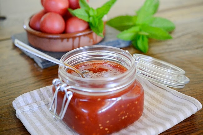 Mermelada de tomates con menta fresca