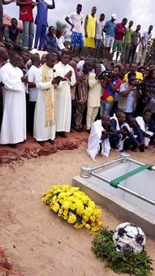 Former Super Eagles Coach, Stephen Keshi Buried Amid Tears In Delta State (See Photos)