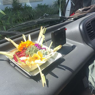 Cestito con ofrenda en el coche. Bali.