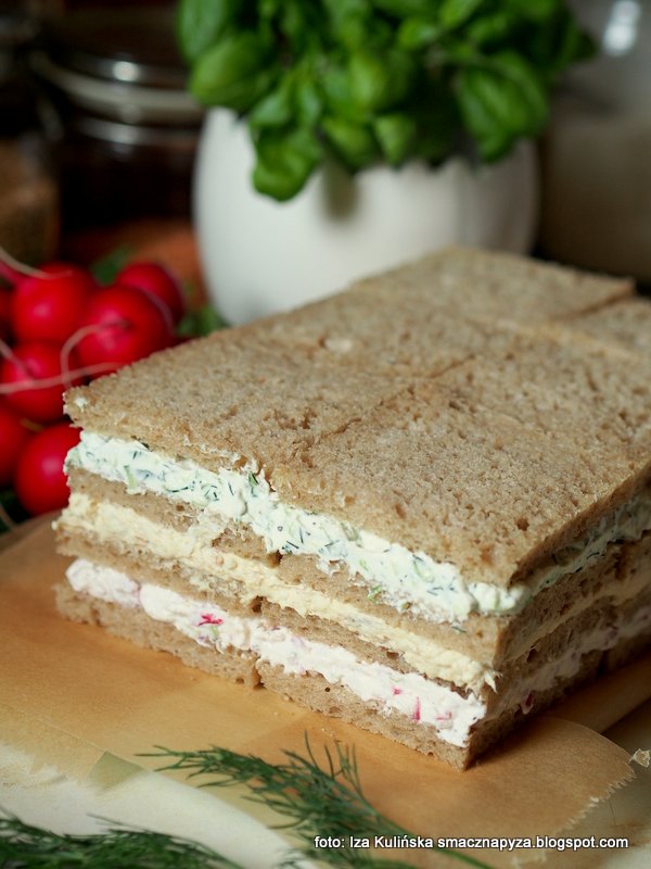 tort-z-chleba-przekladany-masami-serowymi torcik wytrawny, tort wiosenny bez cukru, sernik wytrawny, tort z chleba i twarozku, tort chlebowo serowy, krem serowy