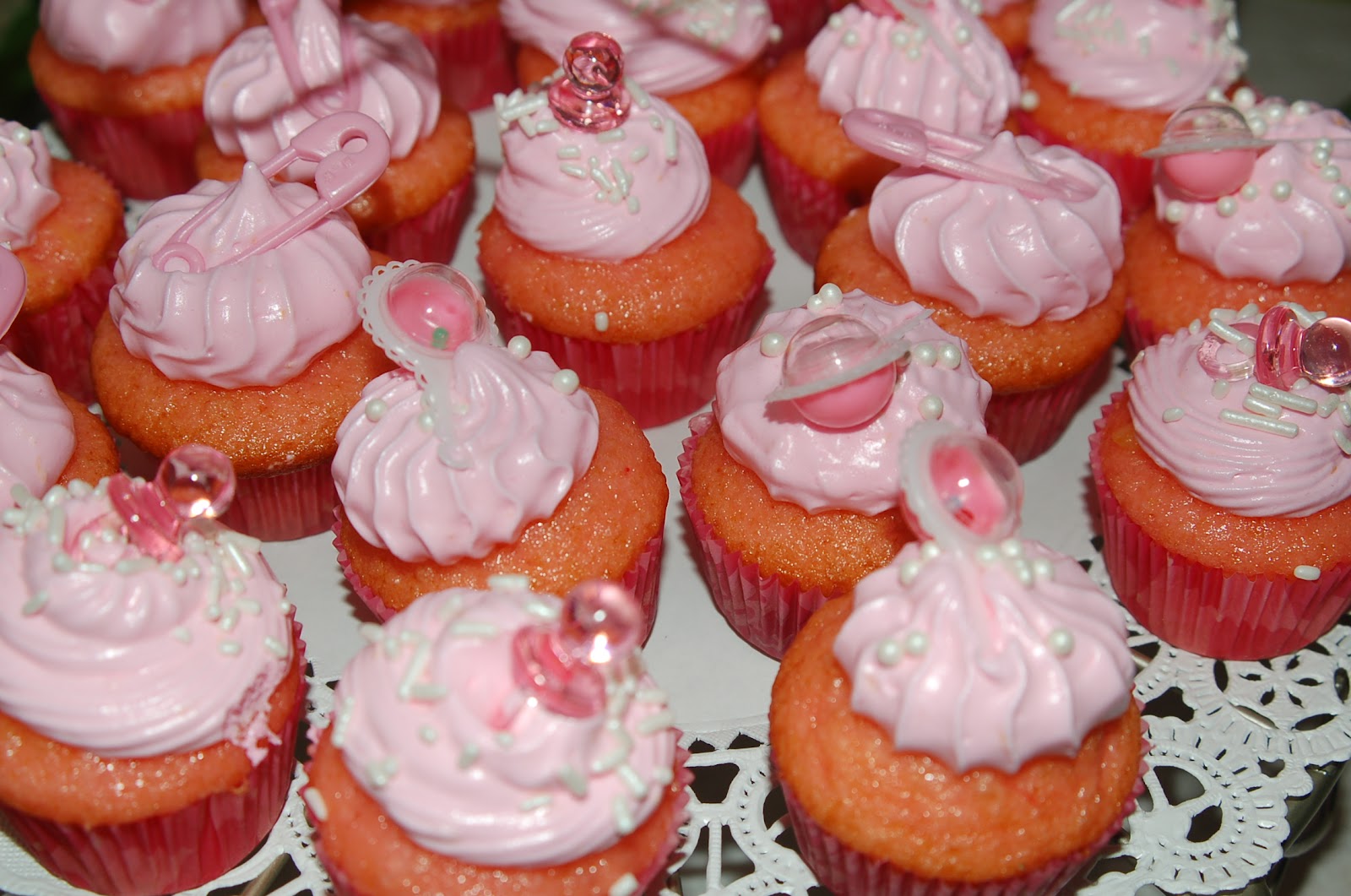 Eating Suburbia: Strawberry-Lemonade Babycakes
