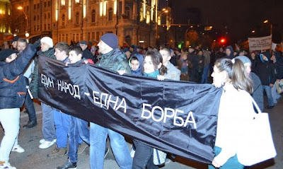 Около 400 души протестираха тази вечер във Варна срещу високите сметки за ток, съобщи „Фокус“.