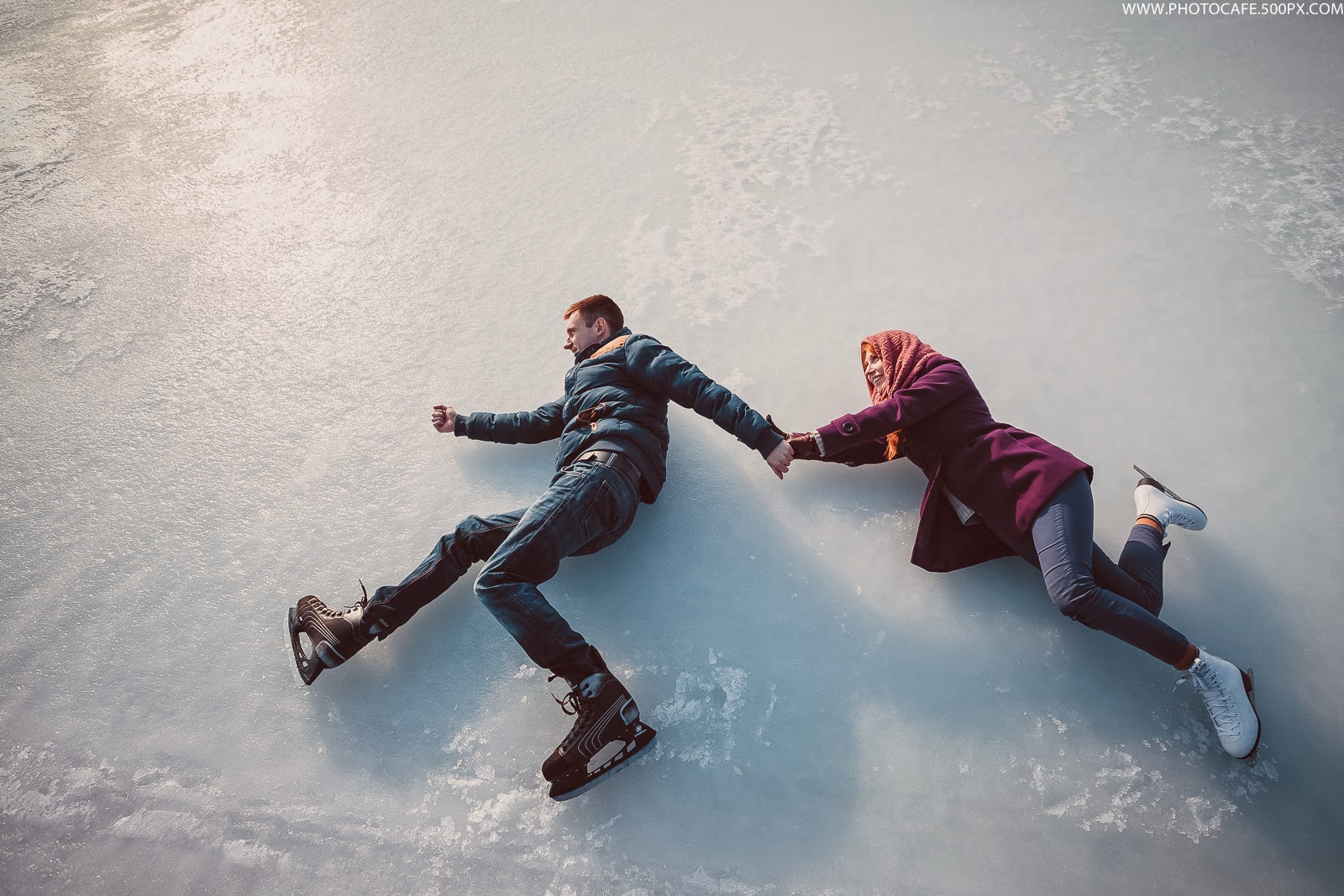 Анюта и лизонька медленно шли по скользкой. Фотосъемка на льду. Фотосессия на льду. Катание по льду на коньках. Фотосессия на льду идеи.
