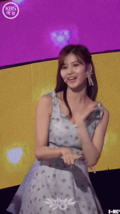 하늘거리는 원피스 입은 사나