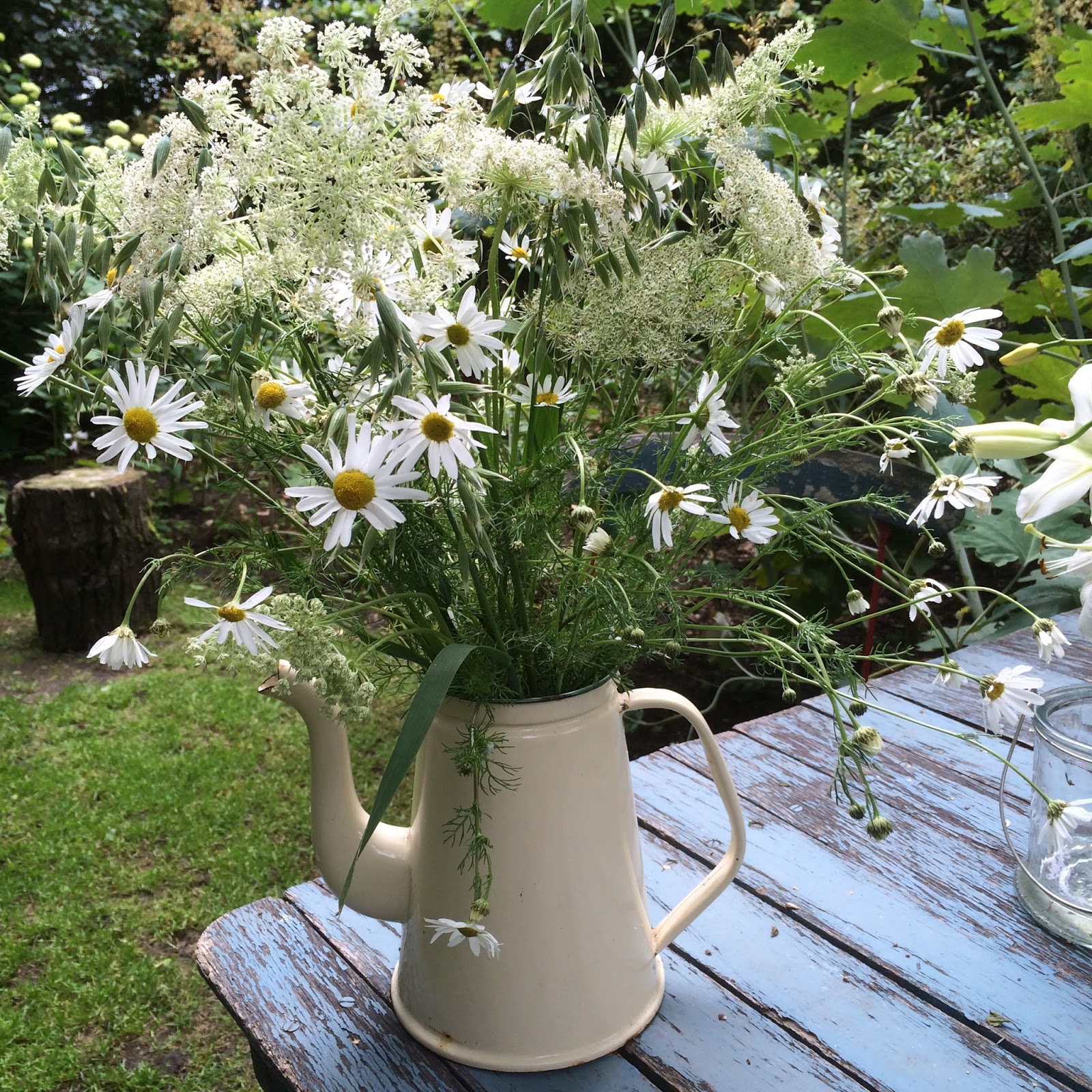 Fru pedersens have: vilde blomster i kaffekanden, og kattekillinger.