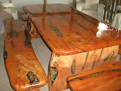 Mesa de madera con resina cristal y conchas de mar encapsuladas.  