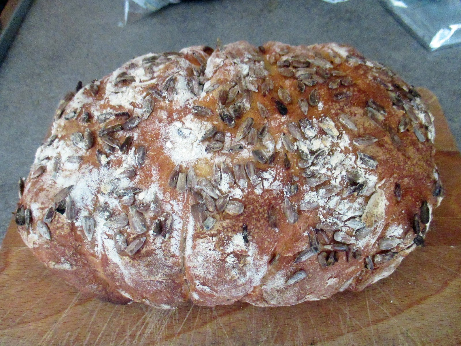 SUNFLOWER SEEDS BREAD WITH RYE, HONEY AND WHOLEMEAL SPELT (RECETTE