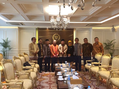 Ketua Ombudsman, Amzulian Rifai Bersama Jajaranya, Menyampaikan Laporan Triwulan pada Ketua DPR RI Ade Komarudin Ketua Ombudsman, Amzulian Rifai Bersama Jajaranya, Menyampaikan Laporan Triwulan pada Ketua DPR RI Ade Komarudin