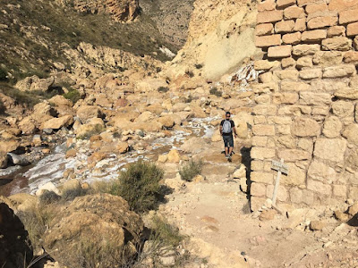 Nos vamos de Excursión, senderista, senderismo, montaña, ruta, ruta de la sal, albatera, Rambla de la sal, excursión, salida, montañismo, trekking, salida en familia, salida al campo, sitios con encanto, haz deporte, deporte, acueducto, rambla salada, canalon rambla salada, surgencias, pozos, acueductos, dolomias, calizas, areniscas, sales del trias keuper, barron negro, estrecho de las ventanas, 