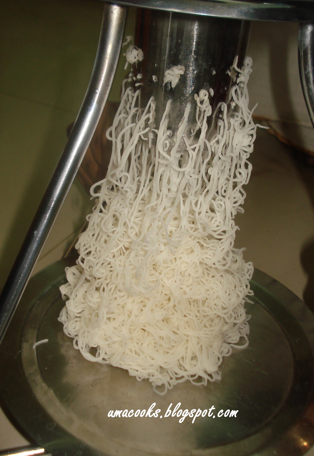 Uma cooks....... Sevai ( Home made rice noodles)