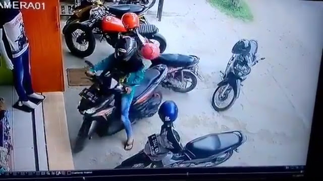 Kesulitan Keluarkan Motor, yang Dilakukan Cewek ini Bener-Bener Diluar Dugaan Kesulitan Keluarkan Motor, yang Dilakukan Cewek ini Bener-Bener Diluar Dugaan