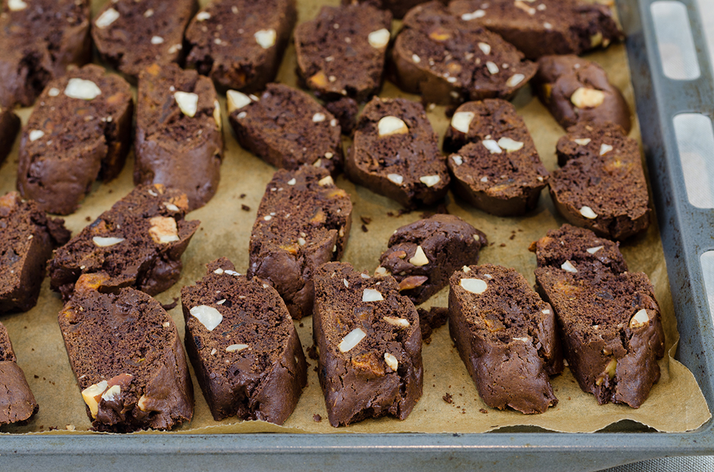 Schokoladen Cantuccini mit Paranüssen und getrockneten Aprikosen ...