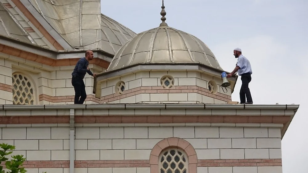 Cami çatısında intihar girişimi
