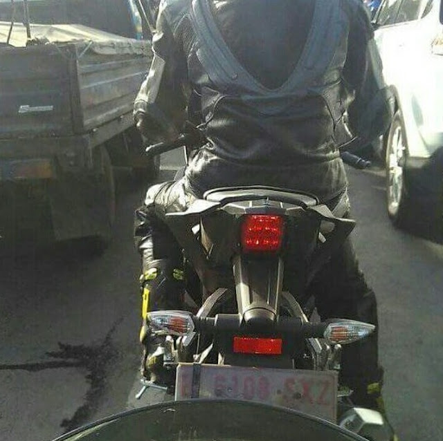 Yamaha-R15-Tampak-Belakang Yamaha-R15-Tampak-Belakang