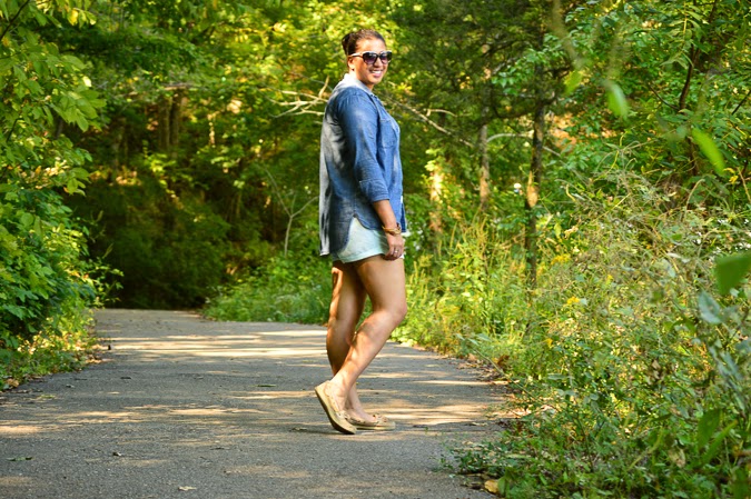 The perfect transition piece - the chambray shirt from The-Lifestyle-Project.com Travel Style from The-Lifestyle-Project.com