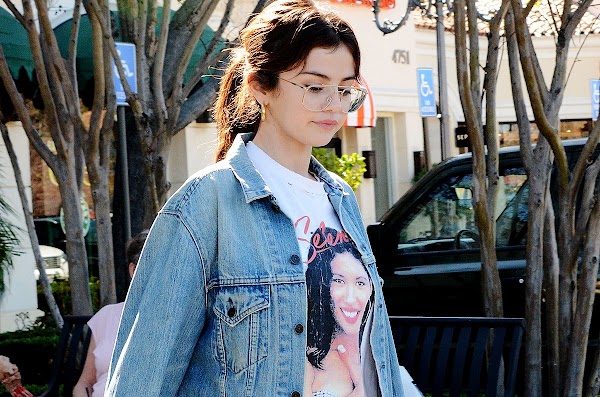 Así luce Selena Gomez su camiseta de Selena Quintanilla