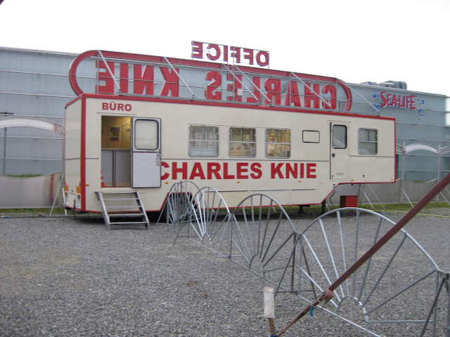 Vue arrière du semi-remorque bureau du cirque Charles Knie 